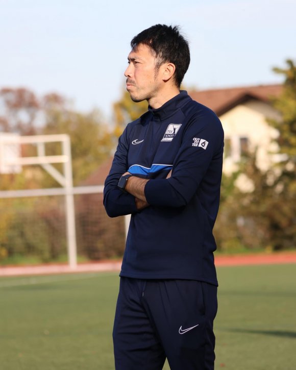 Ungewohnter Kleidungsstil, vielleicht wird daraus mehr: Basara-Trainer Takashi Yamashita ist beim TSV Schott erstmals für ein Frauenteam verantwortlich.