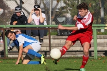 Jonas Kleinschmitt holte kurz vor der Pause den Elfmeter heraus, den Matthias Wincek zur Weisenauer 1:0-Führung verwandelte.