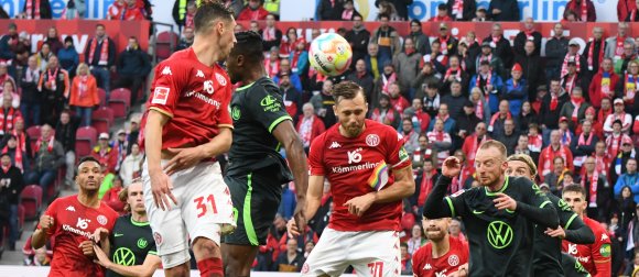 Auch aus ihren neun Ecken schlugen die Mainzer (hier Dominik Kohr und Silvan Widmer) kein Kapital. Das 0:1 hingegen kassierten sie nach einem Wolfsburger Eckball.