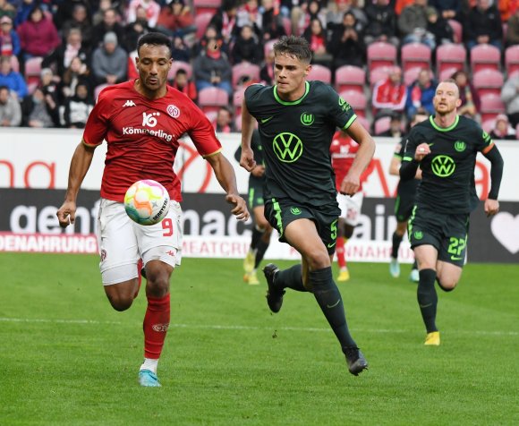 Die Leistung der 05er (l. Karim Onisiwo) gegen den VfL Wolfsburg stimmte. Auf Schalke soll die Effektivität hinzukommen.