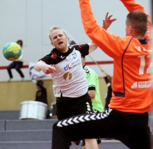 Es war das Spiel des Stephan Räder: Ein Dutzend Mal überwand er im Derby die Bodenheimer Torhüter Hermann Pitthan (r.) und Christoph Beickler. 