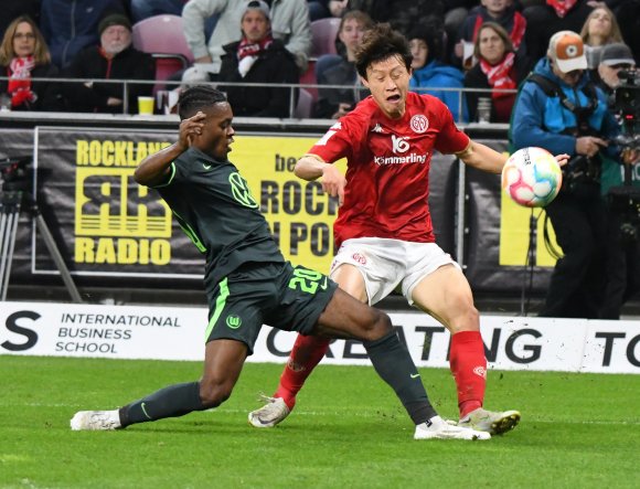 Nach dem 0:3 gegen den VfL Wolfsburg konnten die 05er (r. Jae-sung Lee gegen Ridle Baku) auf eine starke eigene Leistung verweisen. Nach dem 0:1 auf Schalke war das nicht möglich.