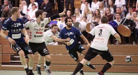 Knapp drei Jahre ist es her, dass Eike Rigterink (l.) und Manuel Kühn mit den Sportfreunden letztmals den SV 64 Zweibrücken in der Waldsporthalle empfingen, der nach dem Abbruch der Runde trotz des 23:22-Sieges der Sportfreunde als Aufsteiger feststand und nun gemeinsam mit den Sportfreunden um den Wiederaufstieg in die Dritte Liga kämpft.