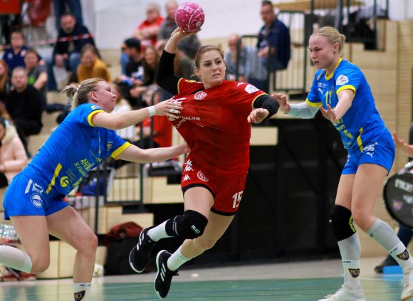 Larissa Platen wurde wie Lena Schmid unter der Woche Deutsche Meisterin im Handball. Nicht schlecht für eine Zweitligaspielerin, allerdings trafen sich dabei die Landesteams der Polizei. Gegen Frisch Auf Göppingen versucht sie nun, ein besseres Ende den 05erinnen zu finden als gegen den HC Leipzig.