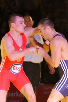 Ob Wladimir Berenhardt (l.) in Luckenwalde wirklich auf den Schultern war? Der Mattenleiter hatte es so gesehen - und das war der Knackpunkt im Auswärtskampf der 88er am Sonntag.