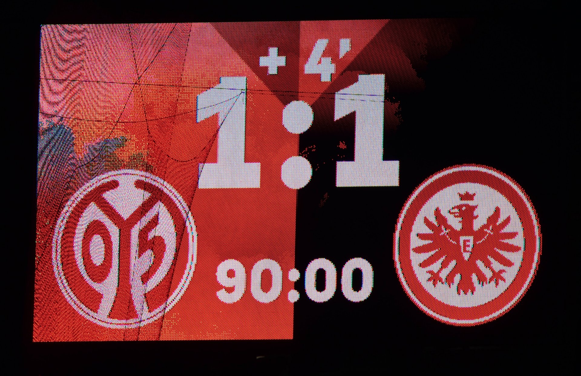 …als sie sich anschauen, was am Ende des Bundesligaspiels gegen Eintracht Frankfurt auf der Videotafel steht.