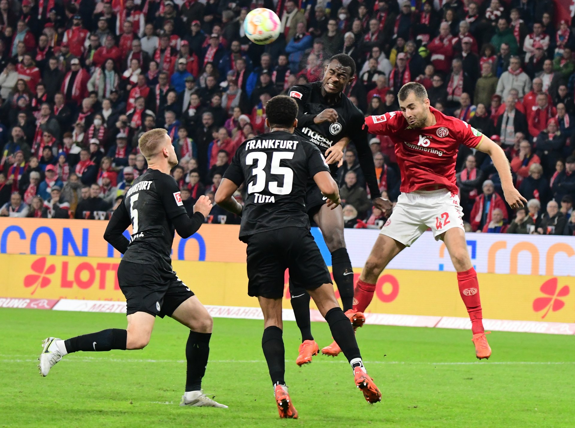 Beim 0:1 auf Schalke war Alexander Hack nach 32 Minuten leistungsbedingt ausgewechselt worden – gegen die Eintracht präsentierte er sich wieder in starker Form...