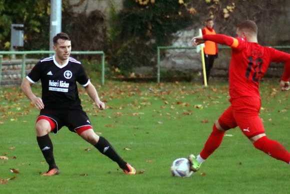 Rechtsverteidiger Luis Iglesias Monteiro (l.) musste diesmal vor allem Aufmerksamkeit zeigen, damit waren die Herausforderungen durch die Spitzen der TSG weitgehend gebannt.