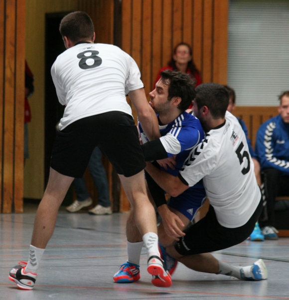 Hartes Brot: Felix Bieker wird von der Bitburger Abwehr in die Mangel genommen. Der Rückraum hatte es schwer sich durch die hoch angreifende 6-0 der Gäste durchzusetzen. 