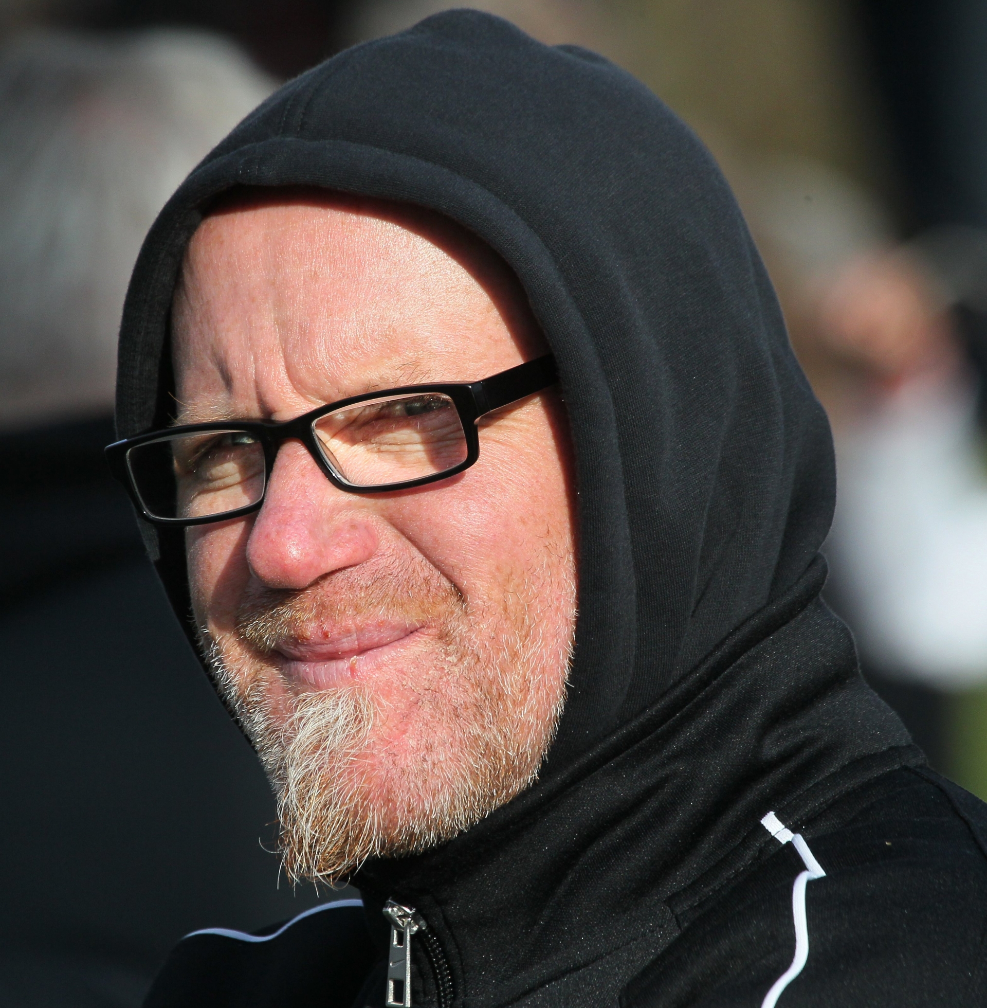 In Tarnung zeigte sich VfB-Trainer Jockel Weinz auf der windigen Finther Bezirkssportanlage, mit dem Spiel seiner Mannschaft hatte das nichts zu tun