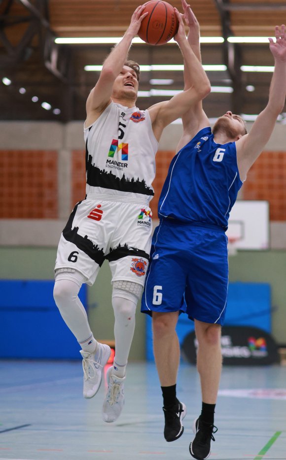 Thilo Schneider (l.) wartete in Langen mit einer starken Leistung auf. Die braucht es auch gegen die Eintracht.