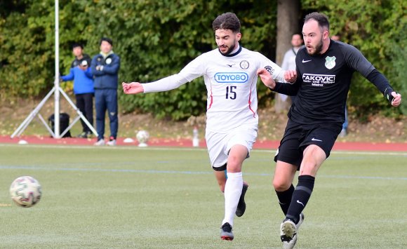 Vor einem Jahr hatten Marc Beck (r.) und die TuS Marienborn beim FC Basara (l. Abdelkarim Hadri) das Nachsehen.