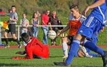 An Schott-Torwart Marco Günther bekam Manuel Helmlinger den Ball nicht vorbei. Das gelang ihm in der letzte Szene des Verfolgerduells gegen seinen eigenen Schlussmann, doch der Saulheimer Spielertrainer hatte Glück - der Ball war zuvor im Aus gewesen.