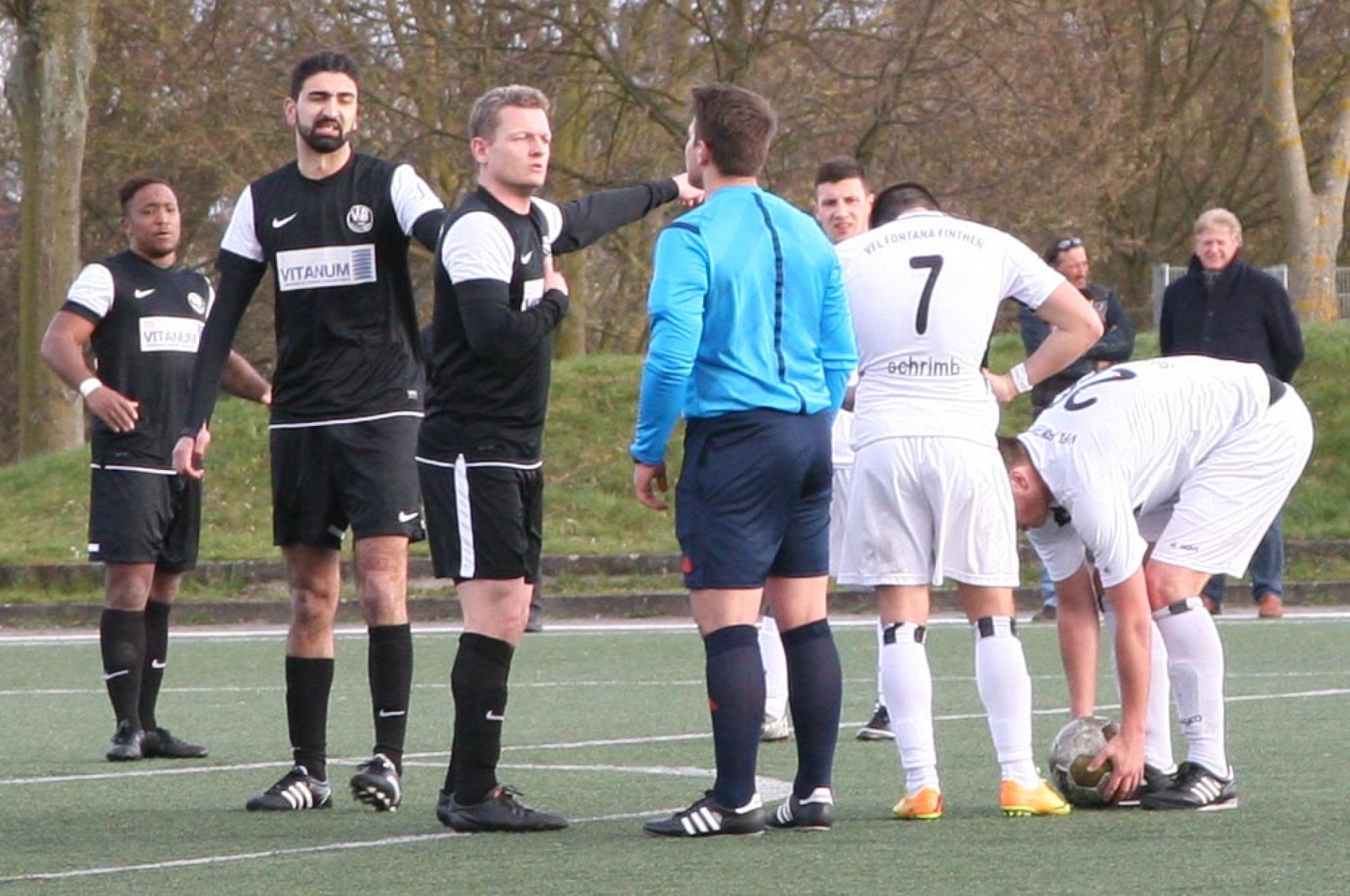 Dennis Hassemer zerstritt sich wegen dieses Freistoßes für die Fontana mit Schiedsrichter Peter Klein und verweigerte ihm nach Spielschluss gar den Handschlag