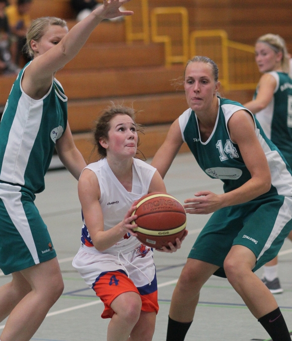 Die körperliche Unterlegenheit war nur ein Unterschied zwischen den Basketballteams des ASC Mainz II und der DJK Nieder-Olm. Die Gastgeberinnen mit Annick Fahrig (Mitte) waren gegen die Favoriten aus Nieder-Olm um Svenja Weiß (links) und Karolin Holtz chancenlos. 