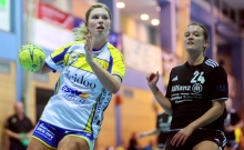 Marie Tomaschek lässt Mundenheims Sofie Heiser stehen und kommt zum Abschlus. Der Neuzugang im Bretzenheimer Oberligateam steuerte vier Tore zum klaren Erfolg über die Ludwigshafenerinnen bei.