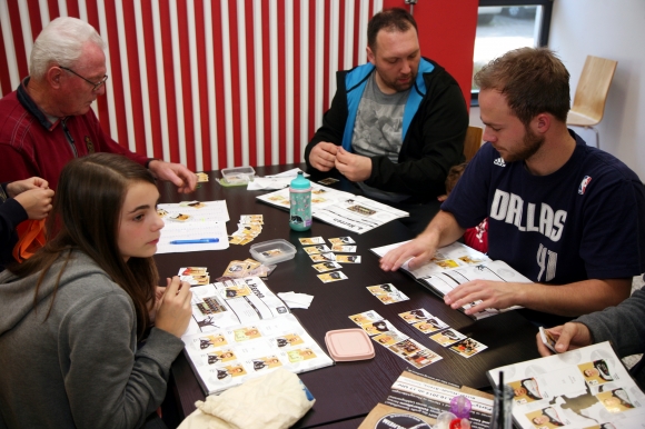 Was hast Du zu bieten? Am Samstag trafen sich im Foyer der Ritter-Hundt-Halle erstmals Sammler des SG-Saulheim-Stickeralbums zu einer Tauschbörse. Sven Stengel (hinen rechts), einer der Organisatoren der Aktion, kann über eine starke Nachfrage nach den Päckchen berichten. 