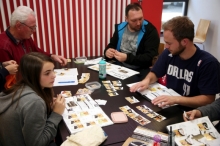 Was hast Du zu bieten? Am Samstag trafen sich im Foyer der Ritter-Hundt-Halle erstmals Sammler des SG-Saulheim-Stickeralbums zu einer Tauschbörse. Sven Stengel (hinen rechts), einer der Organisatoren der Aktion, kann über eine starke Nachfrage nach den Päckchen berichten. 