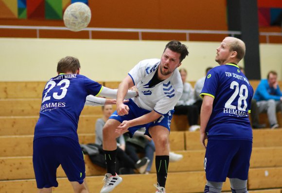 Daniel Ulrich findet die Lücke zwischen den TSV-Verteidigern Julian Oechsle (l.) und Sascha Panhorst. Er besorgte ganz am Schluss die beiden Treffer zum Endstand.