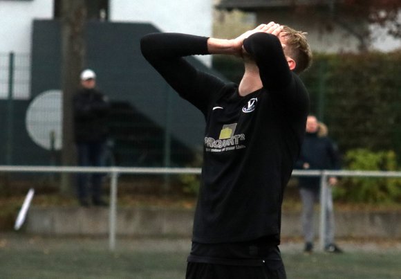 Leidenszeit hatte Landesligst VfB Bodenheim (im Bild: Roman Meyenburg) in dieser Saison zu Genüge, da mus ein Sieg ohne gegen den Ball treten zu müssen auch mal drin sein.