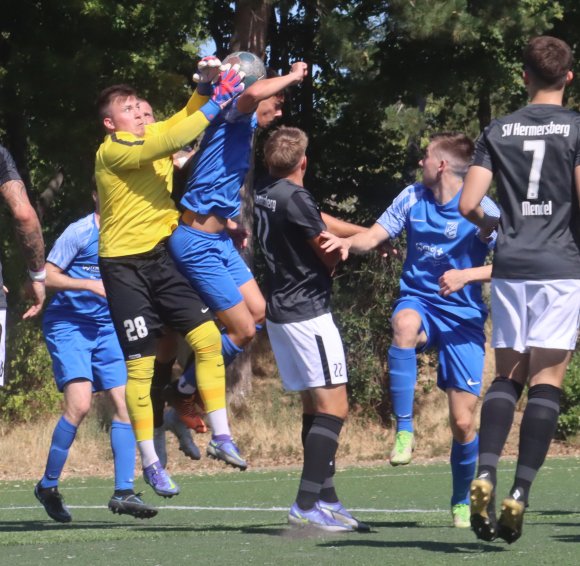 Viele Strafraumszenen erarbeiteten sich die Bretzenheimer im Saisonauftaktspiel gegen den SV Hermersberg. Hier duelliert sich Innenverteidiger Philipp Heim nach einem Eckball mit SVH-Keeper Luca Layes.