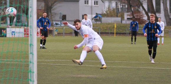 Normalerweise verwandelt Damir Bektsasevic seine Strafstöße. Diesen schoss er an die Latte.