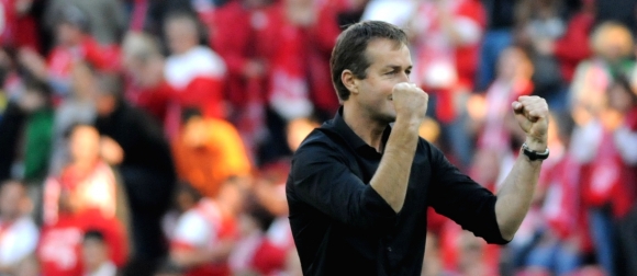 Ein bisschen Spaß muss sein: 05-Trainer Kasper Hjulmand freut sich sehr wohl über den Sieg seiner Mannschaft gegen den FC Augsburg.