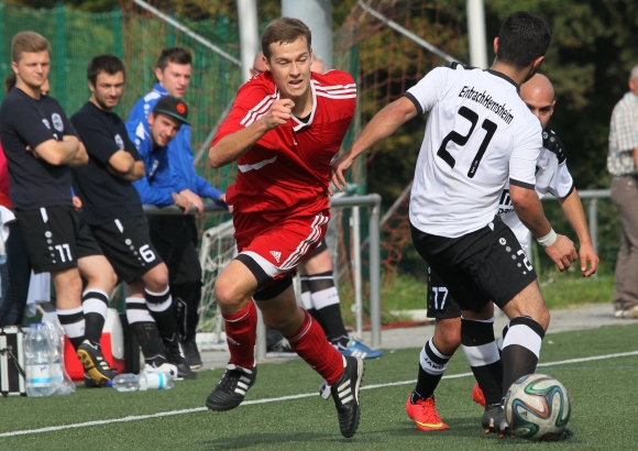 Solche Antritte wie den von Tim Antwerpes (l.) im Spiel gegen Eintracht Herrnsheim kann die TSVgg Stadecken-Elsheim auch am Sonntag gegen den FSV Nieder-Olm gebrauchen.