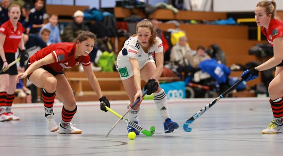 Für den TSV Schott (Mitte: Michelle May) ging drei Viertel lang offensiv wenig, dann klappte es zumindest noch mit dem Ausgleichen des 0:2-Rückstandes.