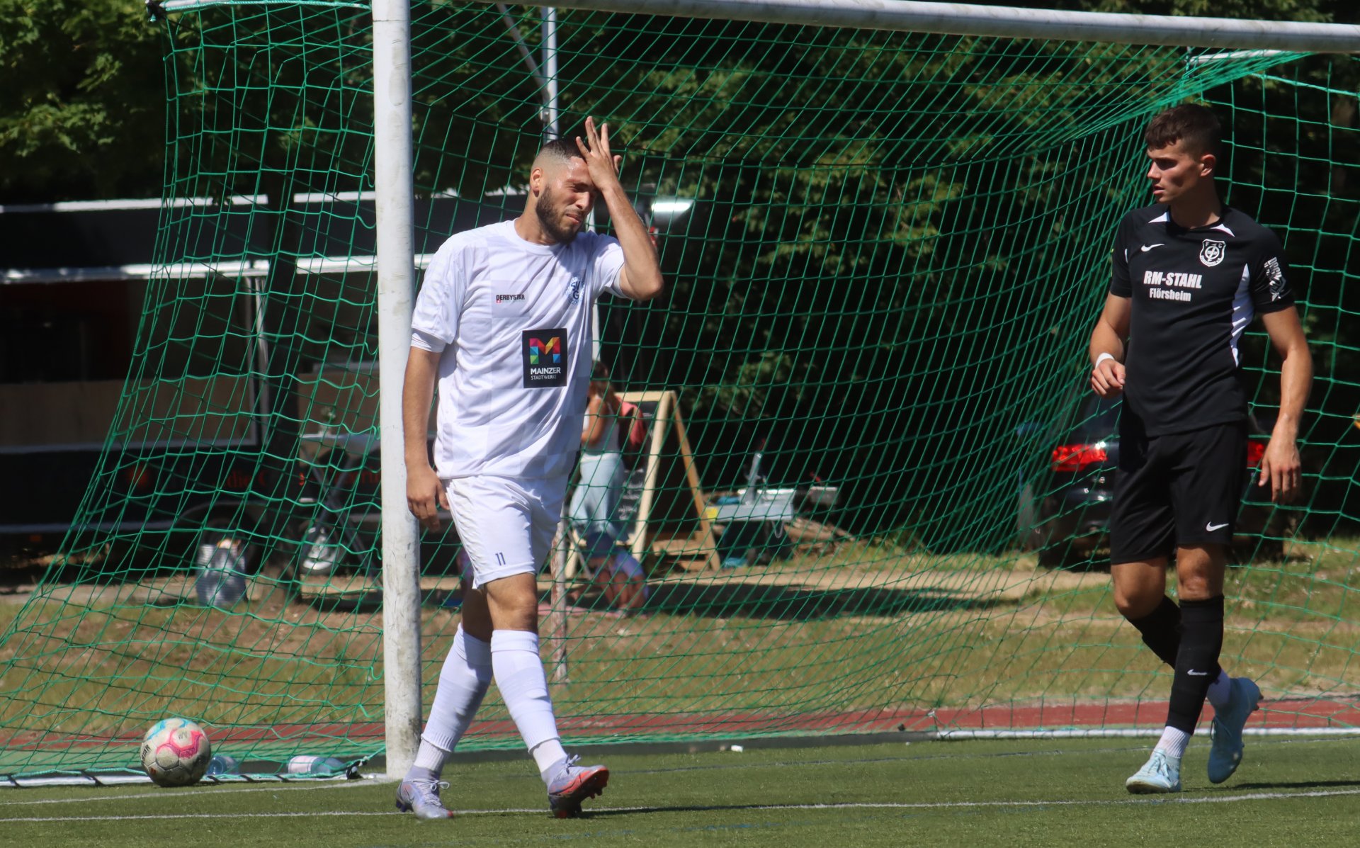 Es kann nicht alles klappen, wie Belel Meslems Geste nach einer vergeigten Chance im Testspiel gegen den FC Eddersheim ausdrückt. Nichtsdestotrotz hat sich der Gonsenheimer Rückkehrer als Konstante im Mittelfeld festgesetzt und auch schon vier Tore erzielt.