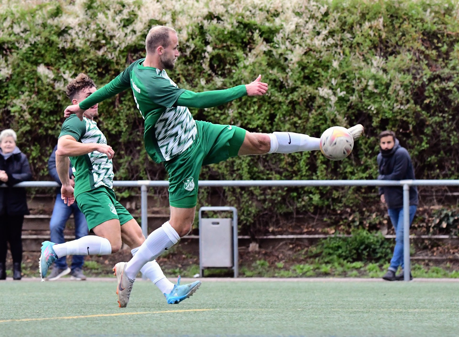 Alexander Rimoldi hat ein bewegtes Jahr hinter sich: Im Januar wechselt der Verteidiger von der TuS Marienborn zum TSV Schott, um den schwerverletzten Lars Hermann zu ersetzen, etabliert sich auf Regionalliganiveau und wird Pokalsieger. Danach kehrt der 26-Jährige zum Verbandsligisten zurück, agiert inzwischen in der Regel als Außenstürmer und ist mit sechs Treffern zweitbester Angreifer des Kaders.