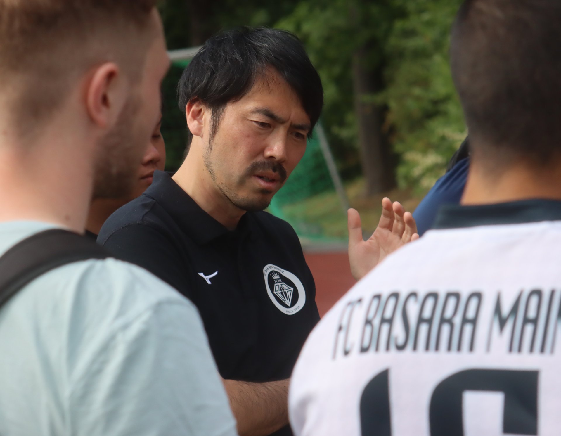Mit dem FC Basara die Aufstiegsrunde erreicht zu haben, macht für Takashi Yamashita die vorige Saison zum Erfolg, durch die zweite Saisonhälfte aber quälte seine Mannschaft sich mehr schlecht als recht. In der laufenden Spielzeit ist der Trainer, der inzwischen auch die Regionalligafrauen des TSV Schott übernommen hat, ist einem soliden Mittelfeldplatz zufrieden.