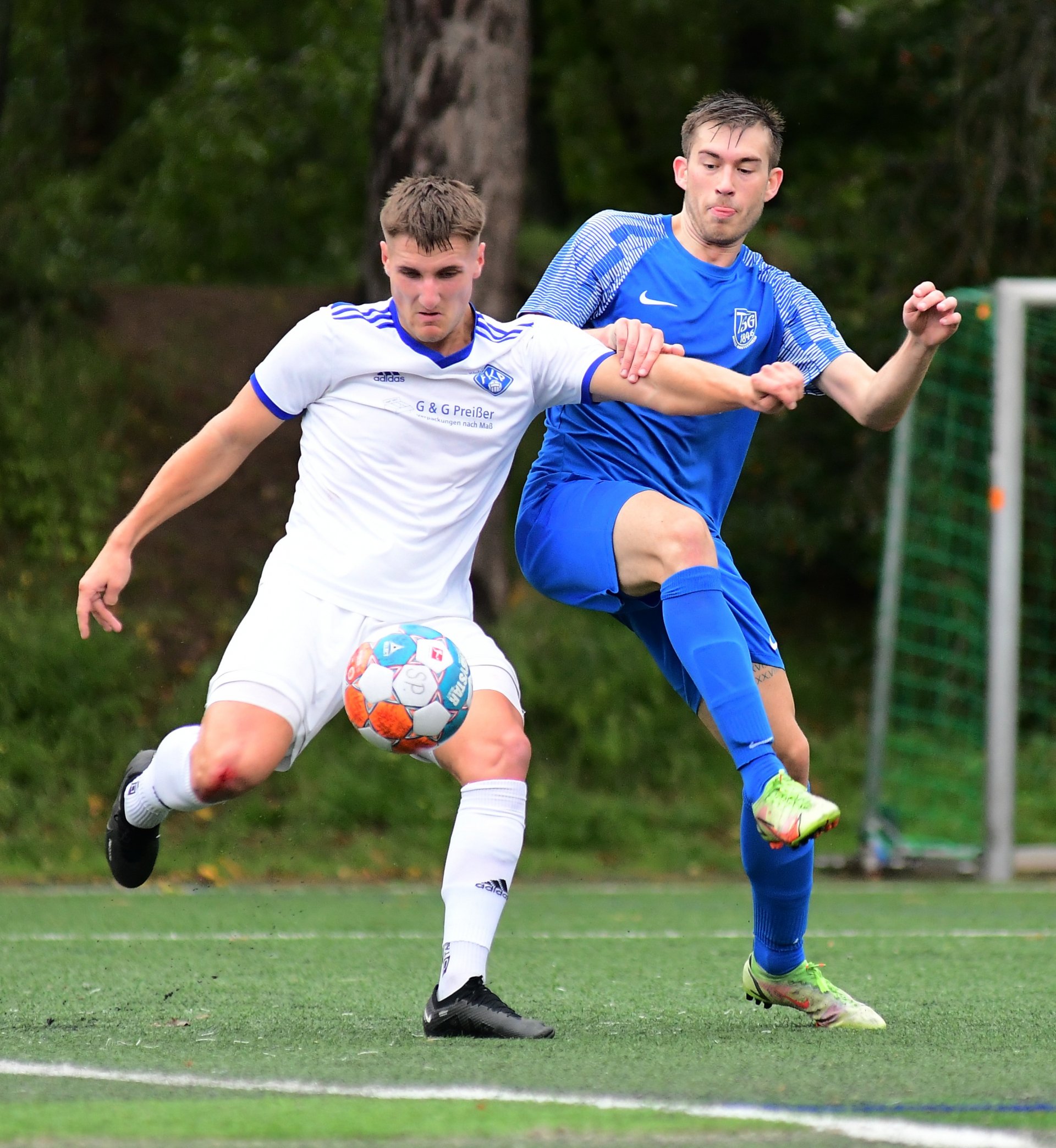 Nach guten ersten Wochen in der Verbandsliga bringt eine ausgedehnte Niederlagenserie Lukas Fischer (r.) und die Bretzenheimer in höchste Abstiegsnot. Vor der Winterpause aber konsolidiert sich der Aufsteiger wieder und liegt knapp überm Strich.