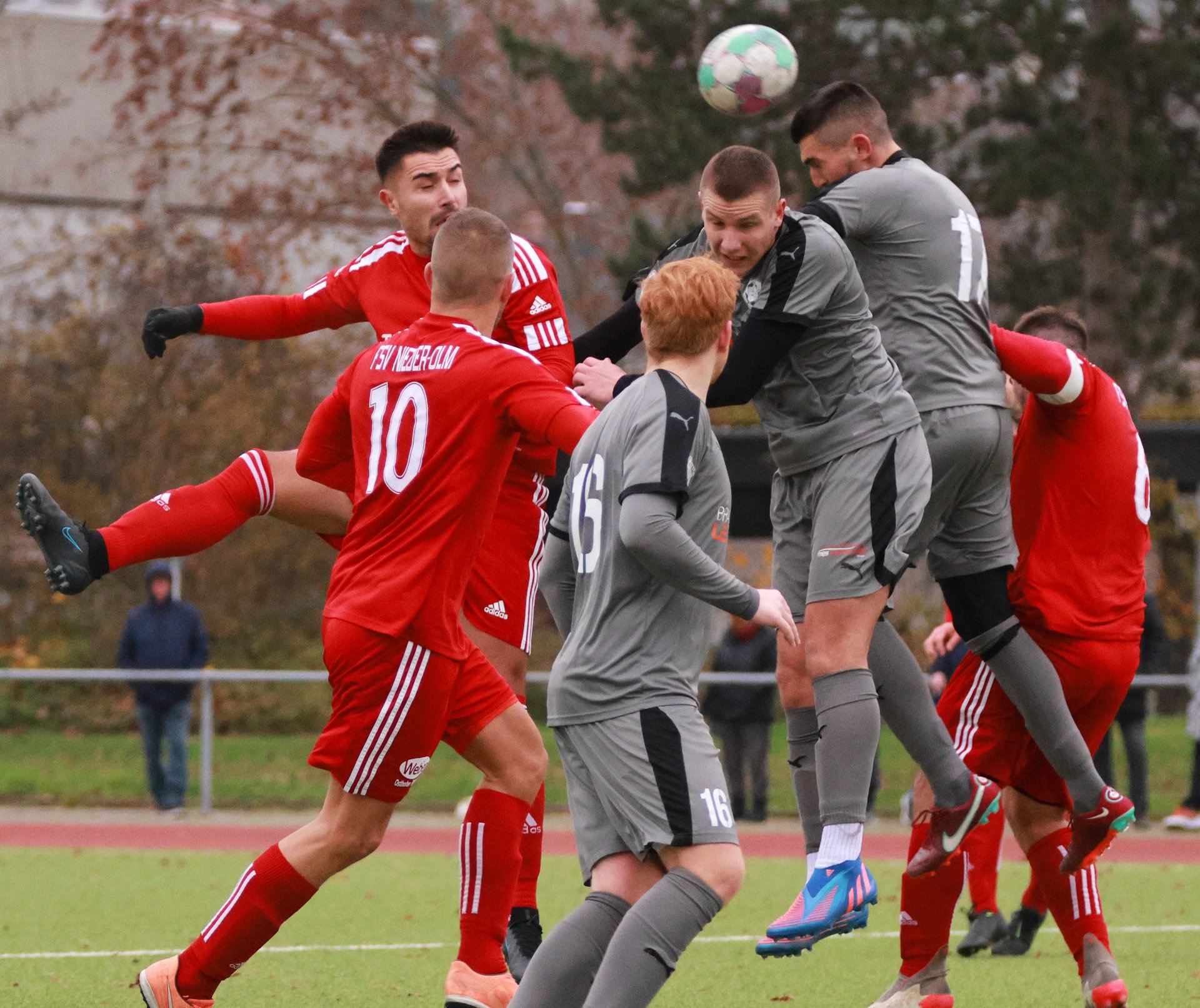 Zwei Konkurrenten im Aufstiegskampf der Bezirksliga sind der FSV Nieder-Olm und Fortuna Mombach; der Absteiger aus Mainz hat als Tabellenzweiter derzeit die bessere Chancen.