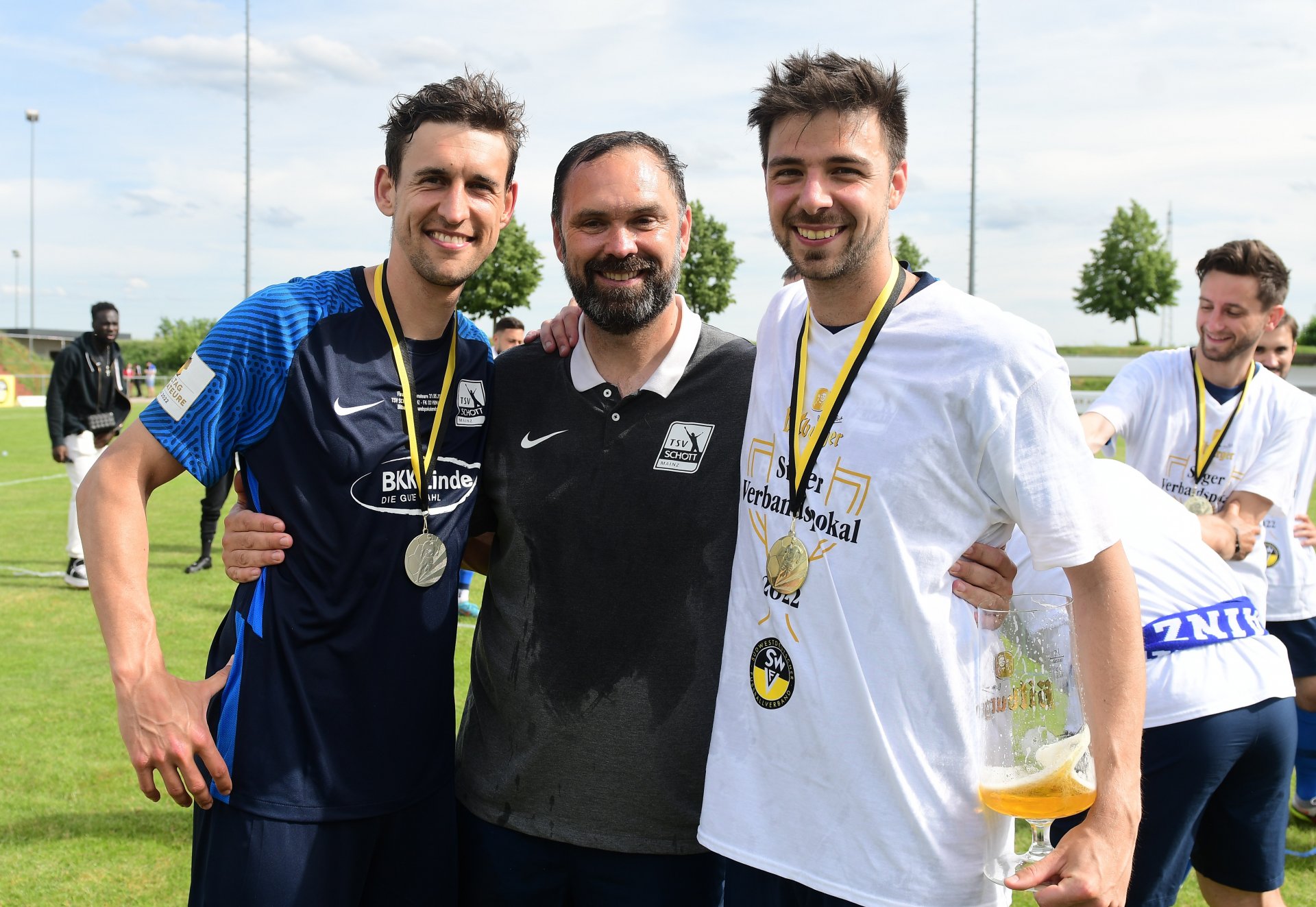 Drei, die den Schott-Fußball der vergangenen sechs Jahre maßgeblich geprägt haben: Torjäger Janek Ripplinger (l.), Abwehrchef Jonas Raltschitsch (r.) und allen voran Trainer Sascha Meeth, der das Team auch zweimal in die Regionalliga geführt hat. Sie und andere Leistungsträger wie Jost Mairose und Giorgio Del Vecchio verlassen den Klub als Pokalsieger…