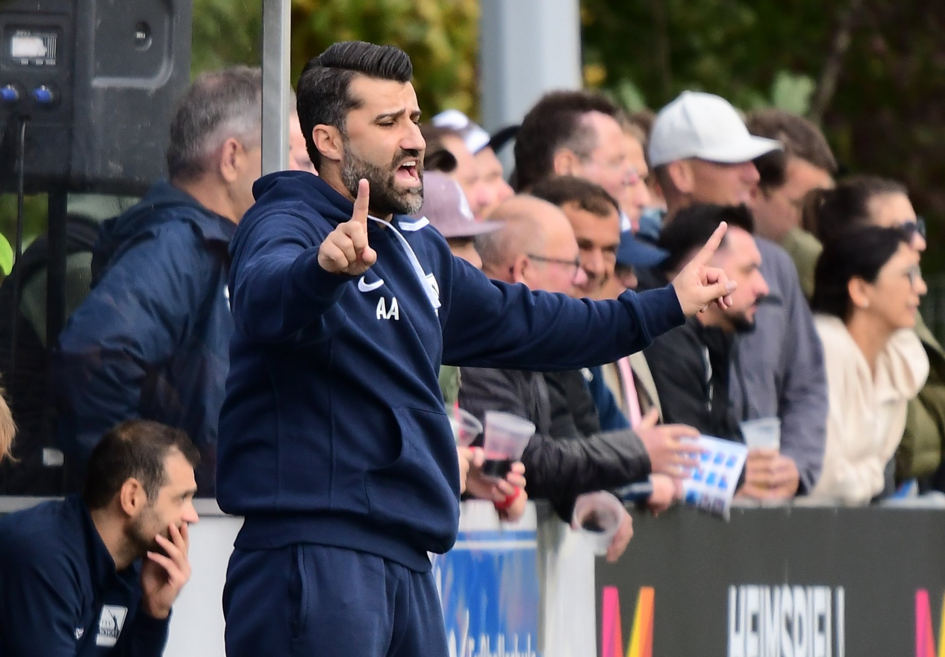 Als Meeth-Nachfolger dirigiert seit Sommer Aydin Ay den TSV Schott. Mit Erfolg: In der Oberliga liegt das Team als Tabellenzweiter hinter der TuS Koblenz auf Kurs, im Pokal steht es im Halbfinale – in dem es im März zum Derby…