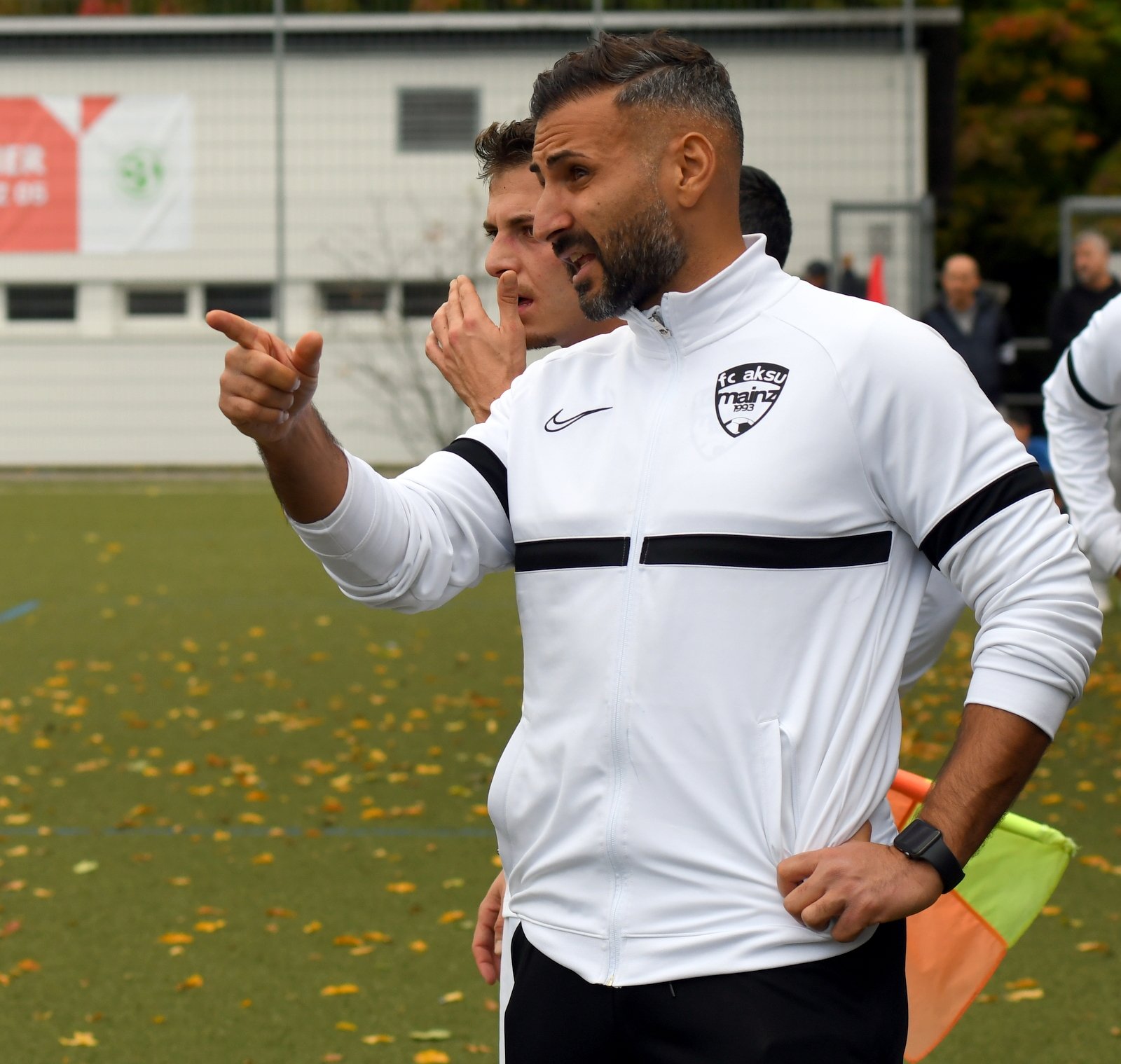 Die Weste ist nach einer langen Siegesserie zwar nicht mehr weiß, doch Ugur Yildirim geht mit dem FC Aksu Mainz als souveräner Tabellenführer der A-Klasse Mainz-Bingen in die restliche Saison...