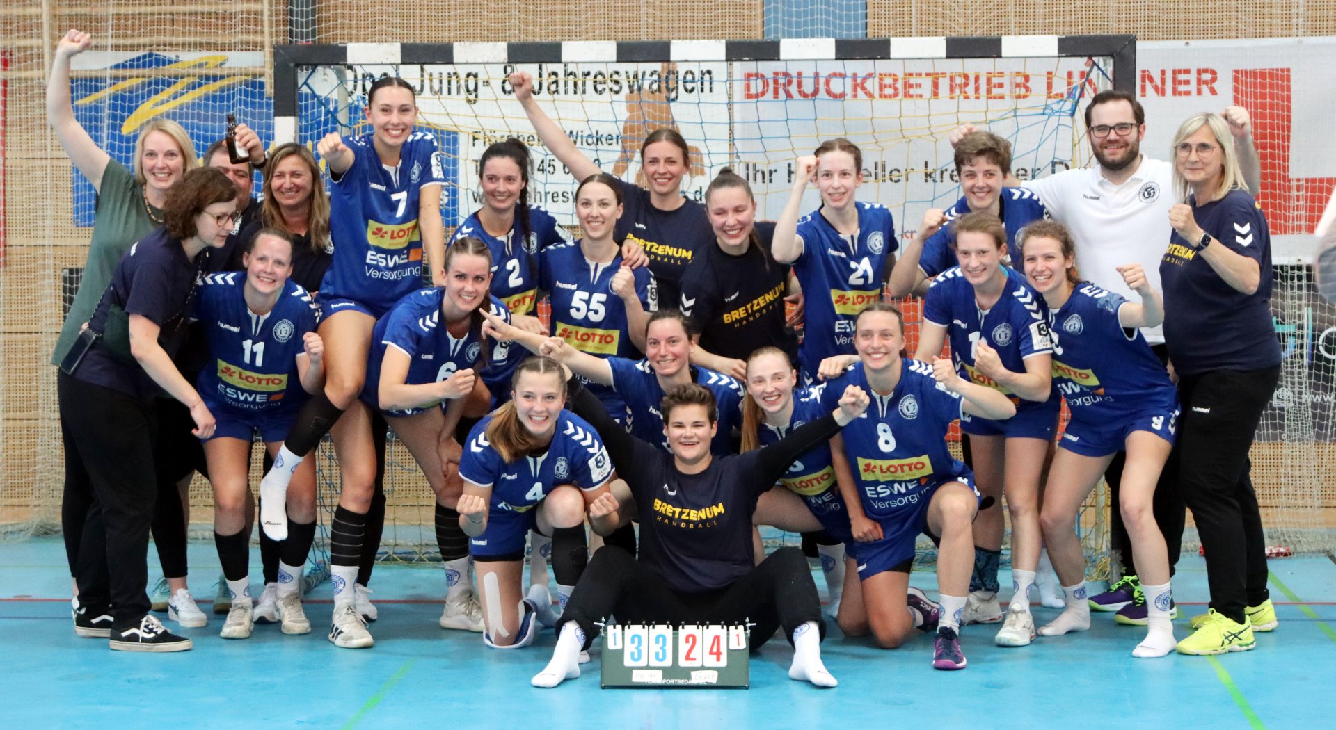 Der zweite Aufstieg der SG TSG/DJK Bretzenheim in die Zweite Handballbundesliga nach 2015 war das Erfolgsereignis im rheinhessischen Handball des Jahres 2022. Auch wenn das Team von lldikó Barna (r.) sich das klare Saisonziel gesetzt hatte, die Rückkehr ins Bundesliga-Unterhaus zu  schaffen, wurde es durch den Saisonmodus doch eine etwas kompliziertere Angelegenheit mit einer der Drittligastaffel angefügten Aufstiegsrunde. Das Foto stammt vom Sieg im ersten Aufstiegsrunden-Heimspiel gegen den Frankfurter HC, klar machte das Team die Sache in den letzten beiden Partien  gegen den TSV Haunstetten.