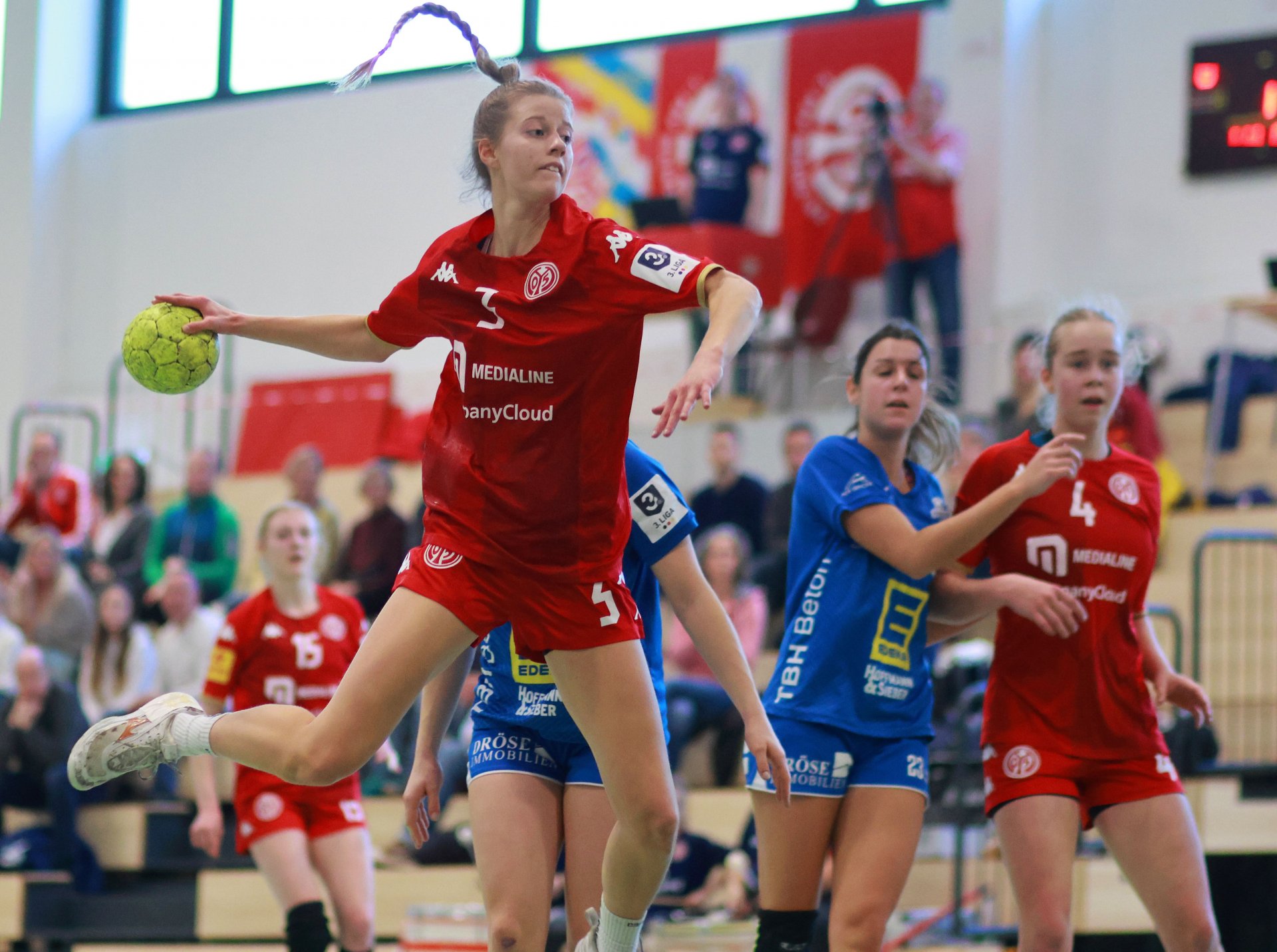 Anna Weidle, zur vorigen Saison zur 05-Zweiten gestoßen, bekommt erste Einsätze in der Zweitligamannschaft, zu deren Perspektivteam die Rückraumspielerin seit dieser Saison gehört. In der Drittligamannschaft zählt sie zu den Leistungsträgerinnen.