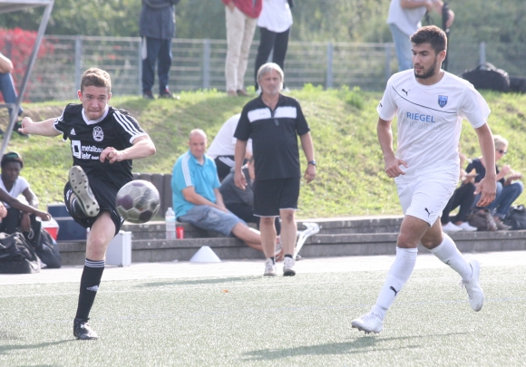 Nach abgesessener Rotsperre steht Thorsten Krüger (l.) der Fontana wieder zur Verfügung, Trainer Dirk Willems (MItte) hofft auf eine Belebung ds offensiven Mittelfedes durch seinen Ballverteiler und Standardspezialisten.