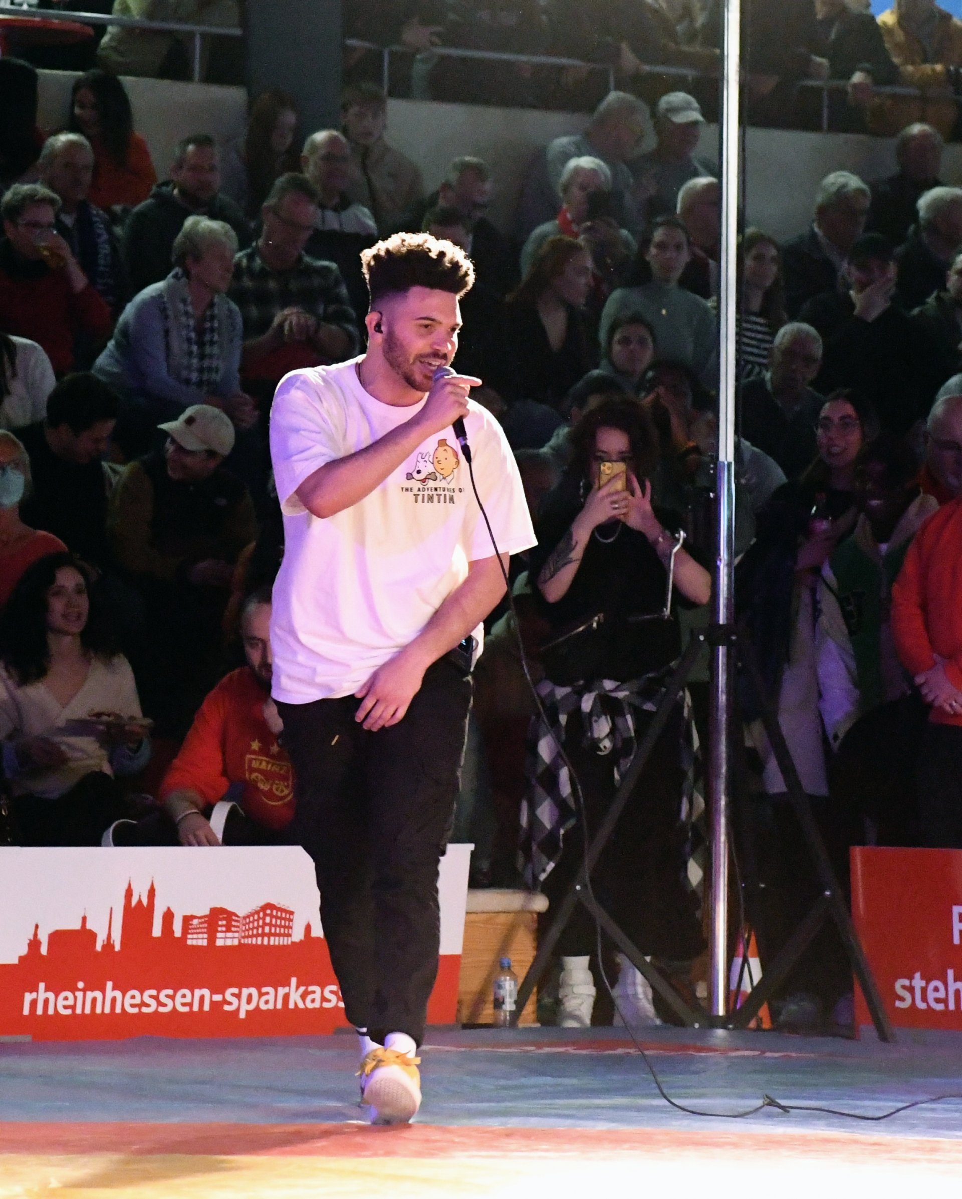 Coole Zwischentöne: Jerome Gahr, ehemaliger Basketballer des ASC Mainz und inzwischen als J4YTWN im Hip-Hop unterwegs, sorgte für die Pausenunterhaltung.