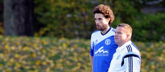 Unmittelbar bevor Trainer Jörg Jansohn wechseln und Johannes Heintz (l.) bringen konnten, mussten die beiden ansehen, wie der SV Gonsenheim das 0:3 kassierte.