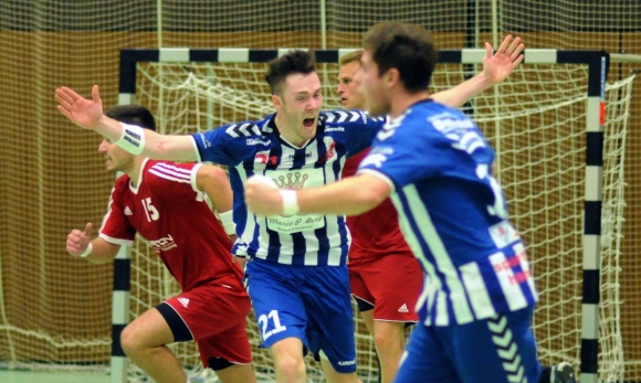 Am Timing muss er noch arbeiten: Timo Borsch (M.) hat soeben den 32:31-Siegtreffer für die Sportfreunde Budenheim erzielt - und hätte doch noch zwei Sekunden Zeit gehabt...