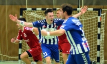 Am Timing muss er noch arbeiten: Timo Borsch (M.) hat soeben den 32:31-Siegtreffer für die Sportfreunde Budenheim erzielt - und hätte doch noch zwei Sekunden Zeit gehabt...