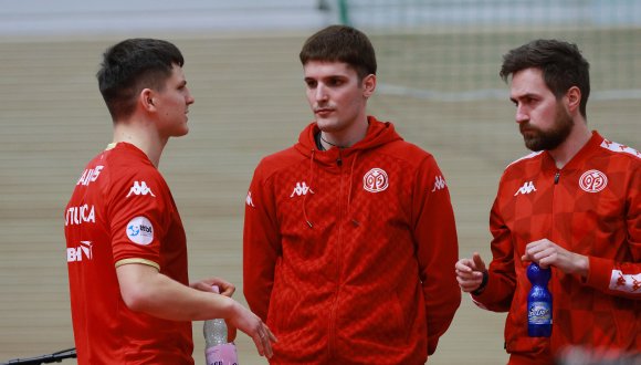 Müssen erneut ohne Yuto Muramatsu auskommen: (v.l.) Andrei Putuntica, Luka Mladenovic und Trainer Tomasz Kasica.