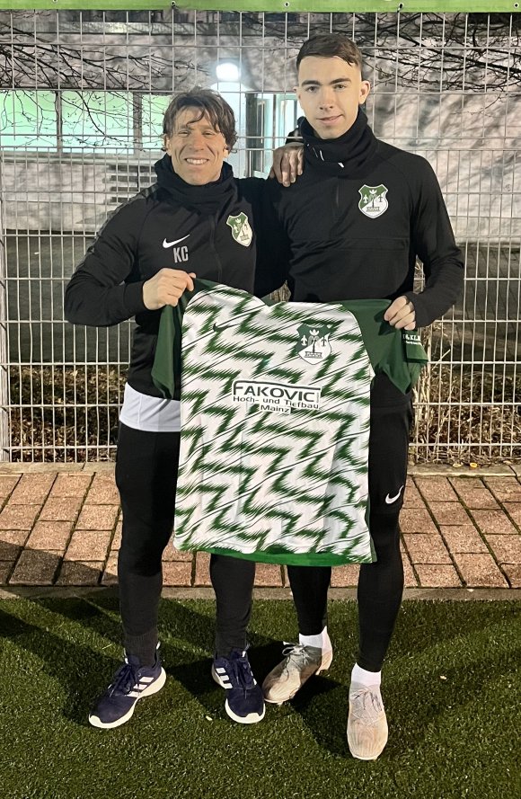 Der Trainer und sein Wunschspieler: Kayhan Cakici freut sich über TuS-Zugang Matti Rieß.