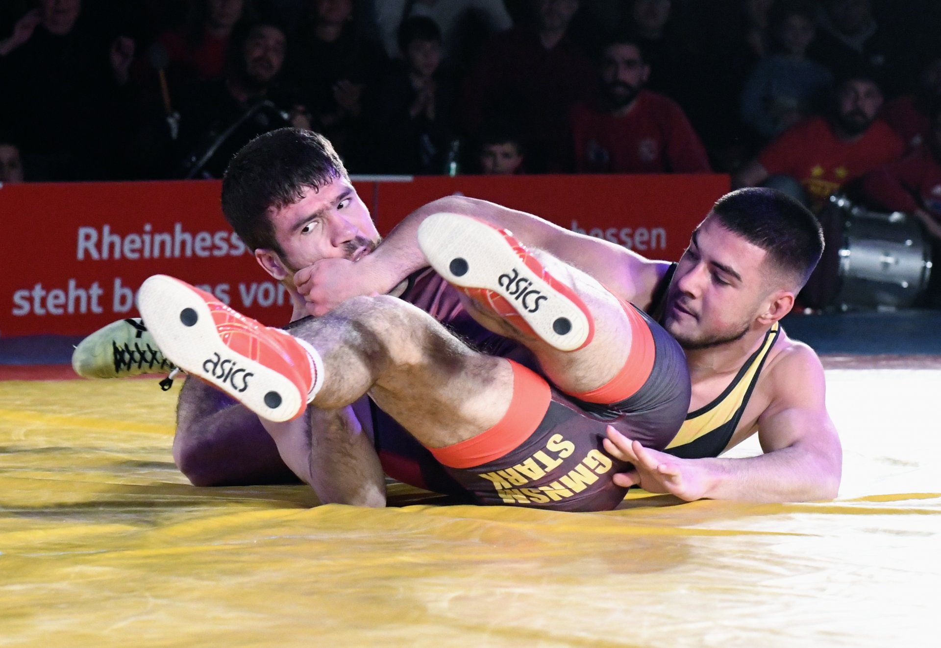 Einen heißen Fight lieferten Murad Kuramagomedov (l.) und Marat Kardanov einander...