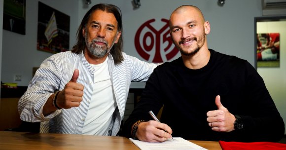 Seit Dienstag 05er: Ludovic Ajorque (r.), mit Sportdirektor Martin Schmidt.