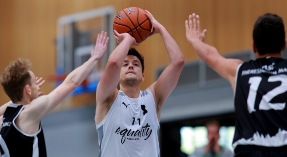 Henrik Schleth (M., gegen Jonas Loth und Tobias Datz) ist einer der Ex-ASCler in den Reihen der TSG Heidesheim.