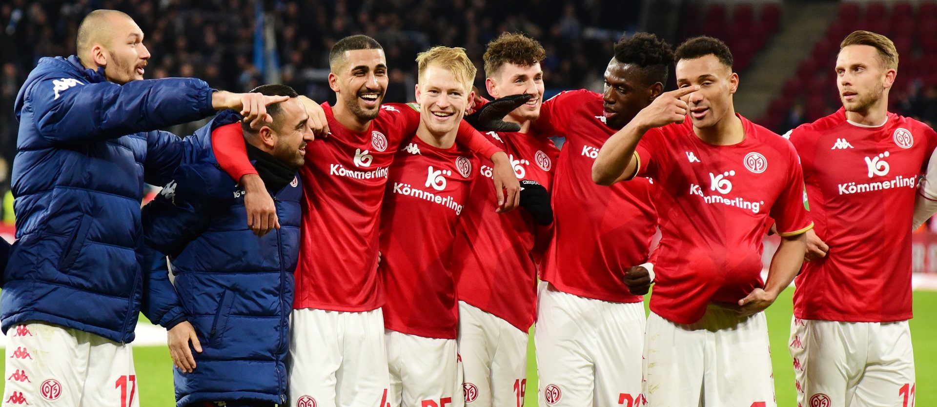 Einen Ball als Erinnerung an seinen ersten Dreierpack hat sich Karim Onisiwo bereits unters Trikot gesteckt...